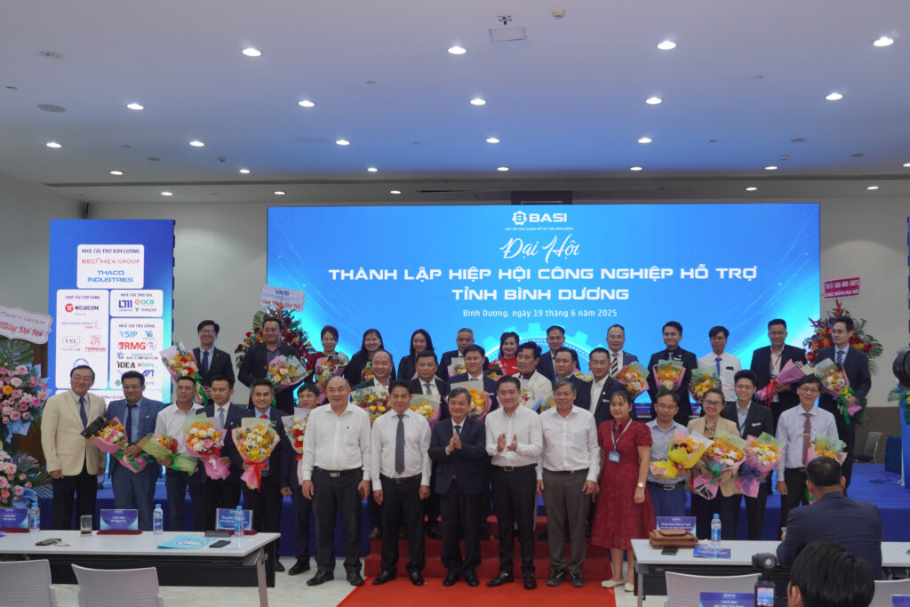 Chụp hình lưu niệm tại Đại hội Hỗ trợ công nghiệp Basi 2025