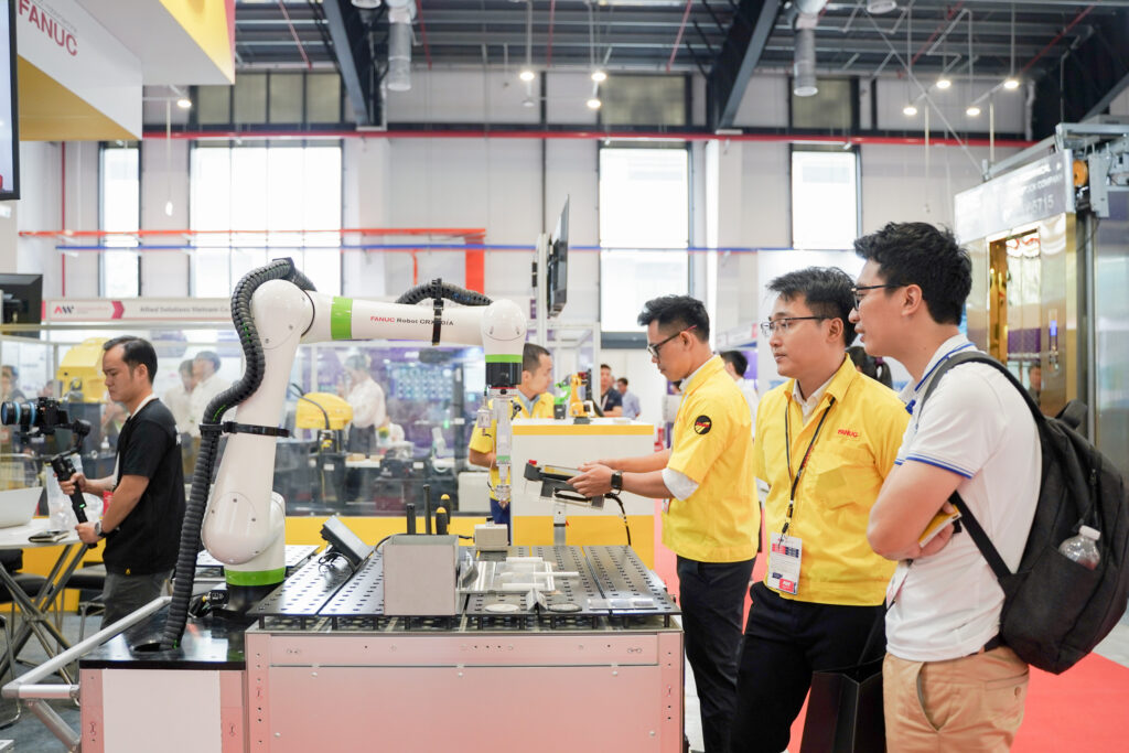 Khách tham quan triển lãm Automation World Việt Nam 2024 tại WTC Expo