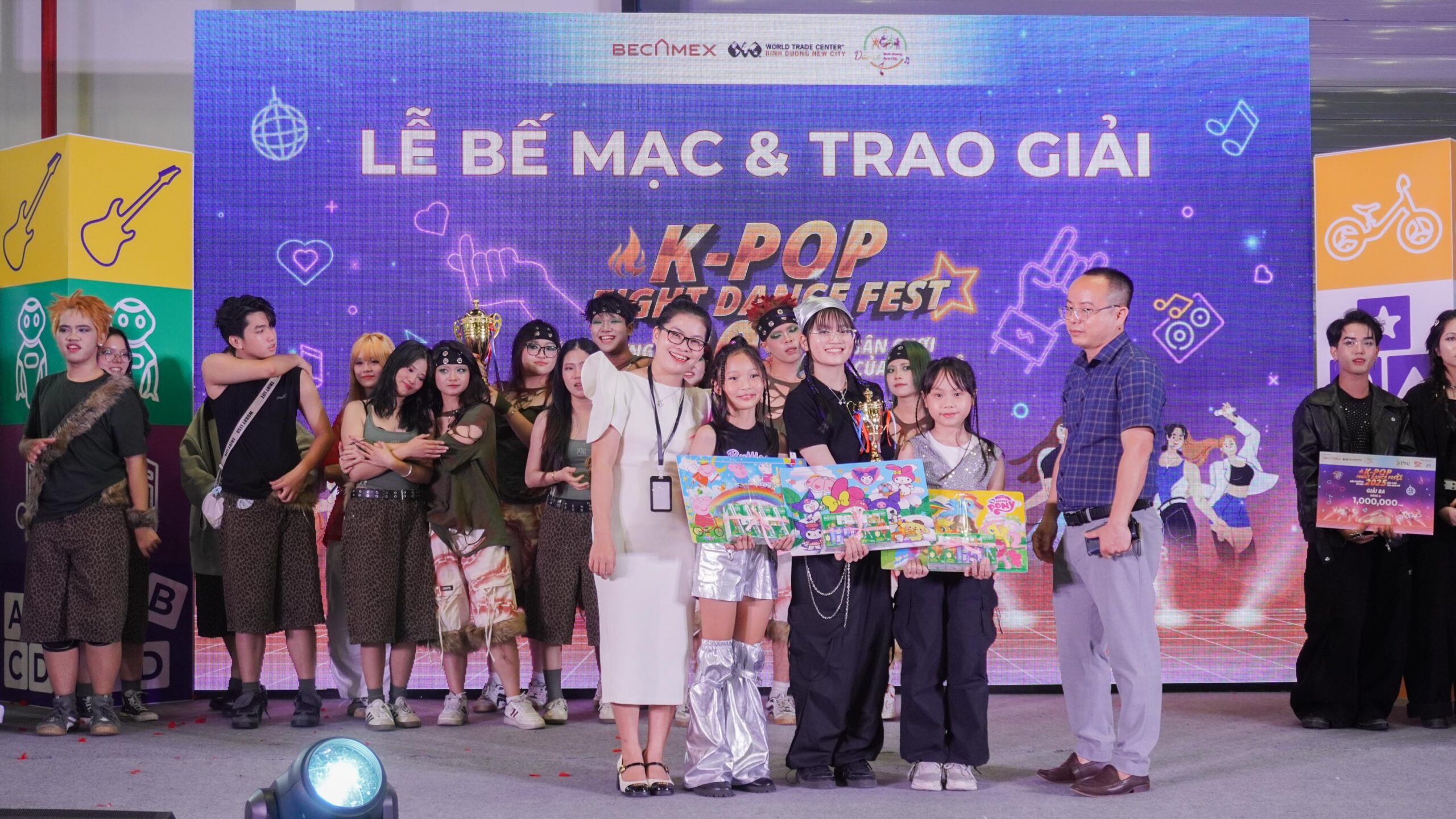 Ban giám khảo trao giải cuộc thi K-pop Fight Dance Fest tại Chuỗi sự kiện Thể thao - Giáo dục mùa hè 2025, WTC Expo
