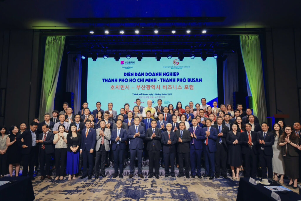 Chụp ảnh lưu niệm tại Diễn đàn Doanh nghiệp thành phố Hồ Chí Minh và thành phố Busan năm 2025
