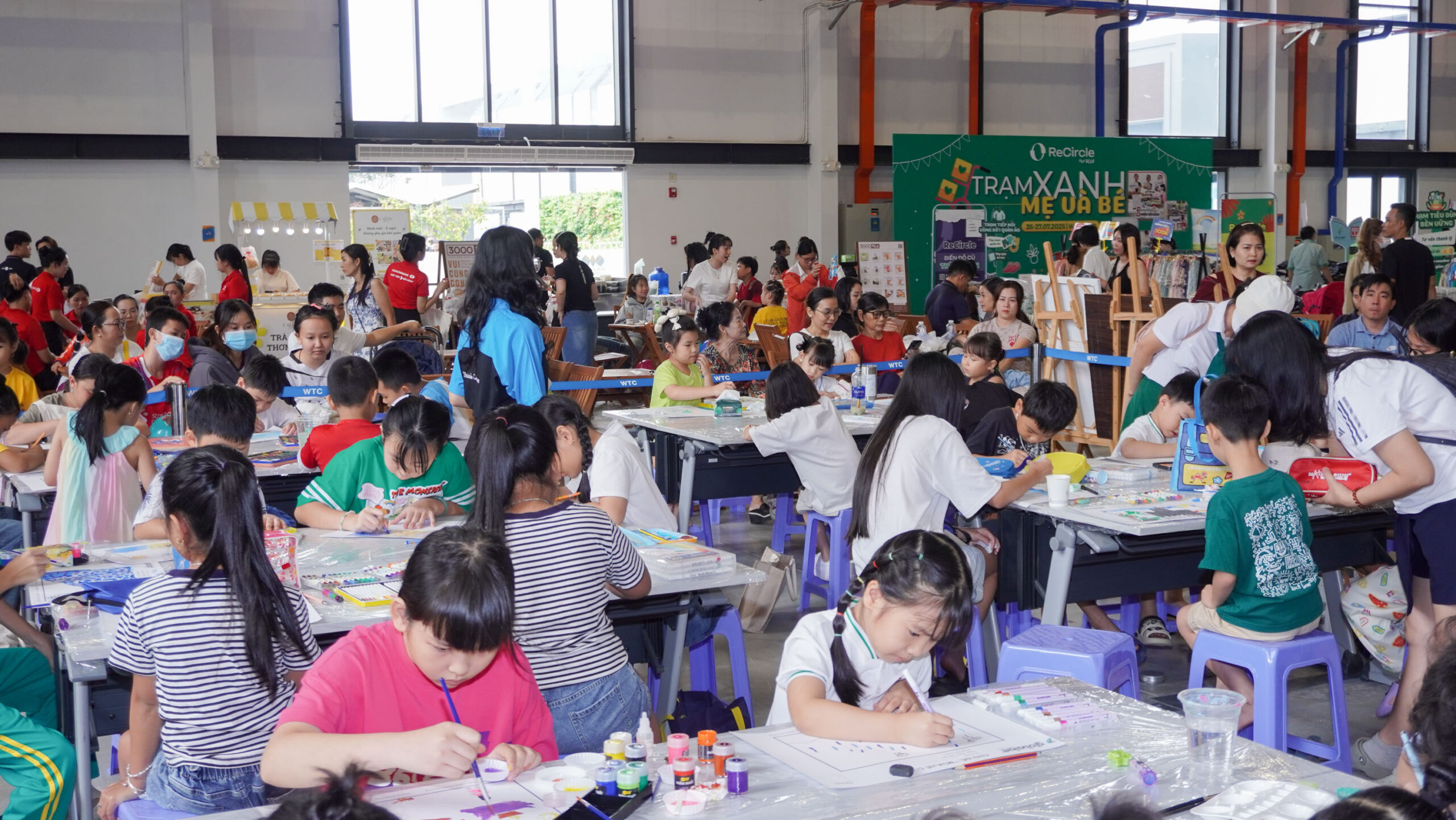 Các bé cùng cuộc thi vẽ ước mơ tại Chuỗi sự kiện Thể thao - Giáo dục mùa hè 2025 tại WTC Expo