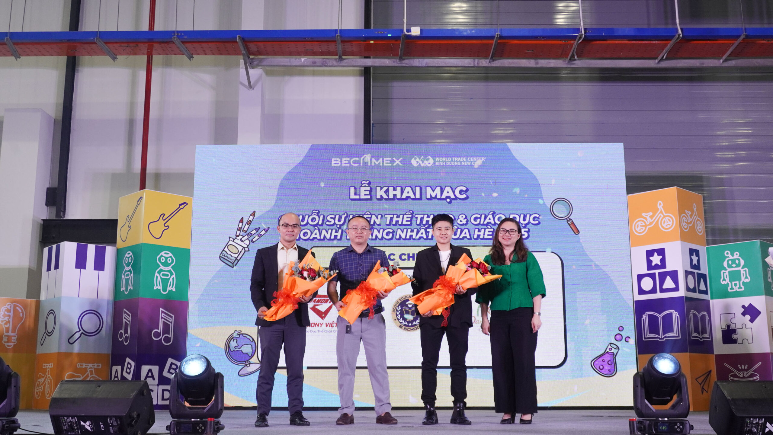 Tặng hoa đối tác chiến lược đồng hành cùng Chuỗi sự kiện Thể thao - Giáo dục mùa hè 2025 tại WTC Expo