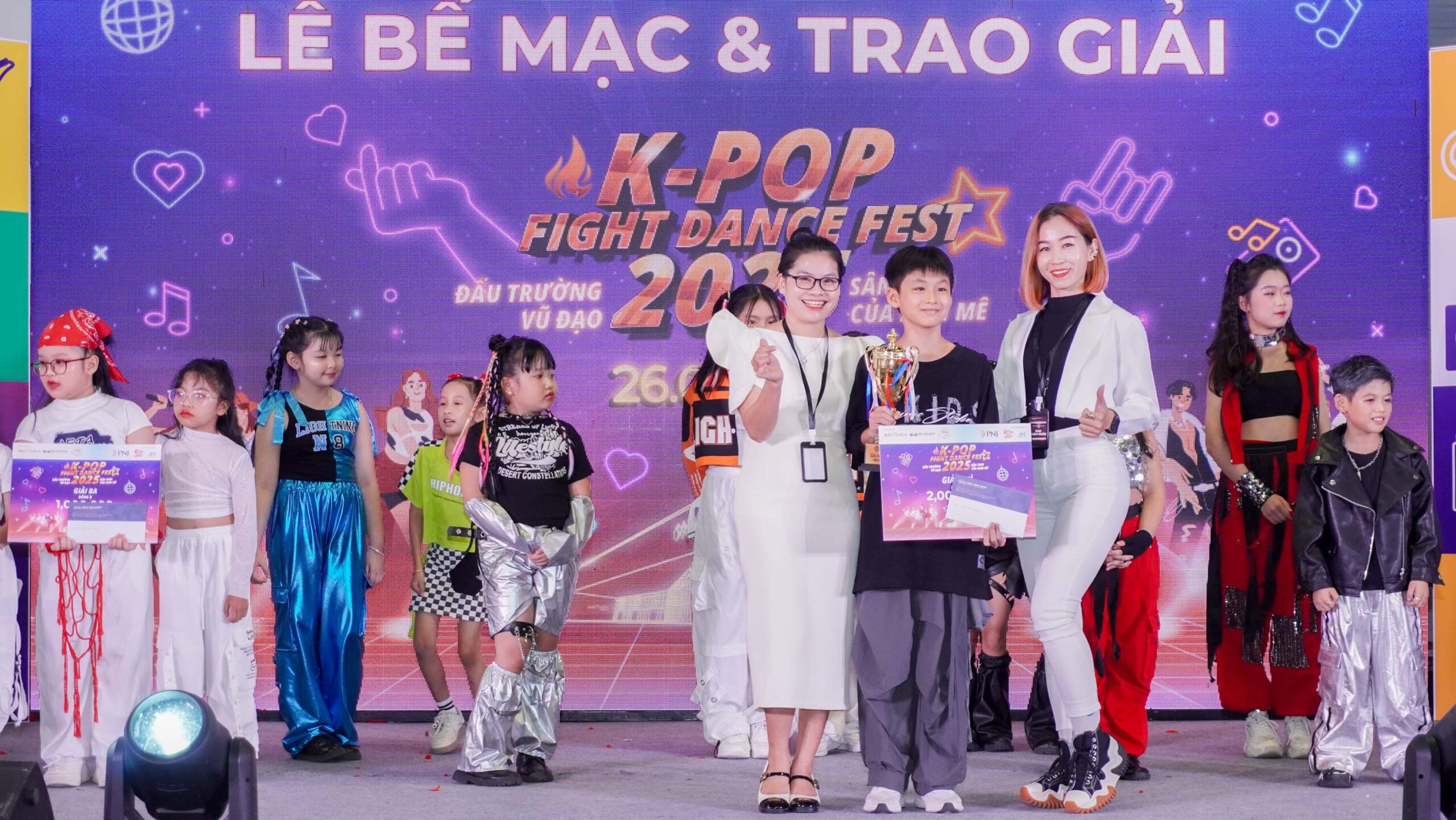 Giám khảo trao giải cuộc thi K-pop Fight Dance Fest tại Chuỗi sự kiện Thể thao - Giáo dục mùa hè 2025, WTC Expo