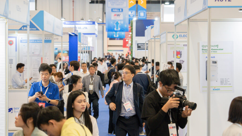 Khách tham quan triển lãm Automation World Việt Nam tại WTC Expo