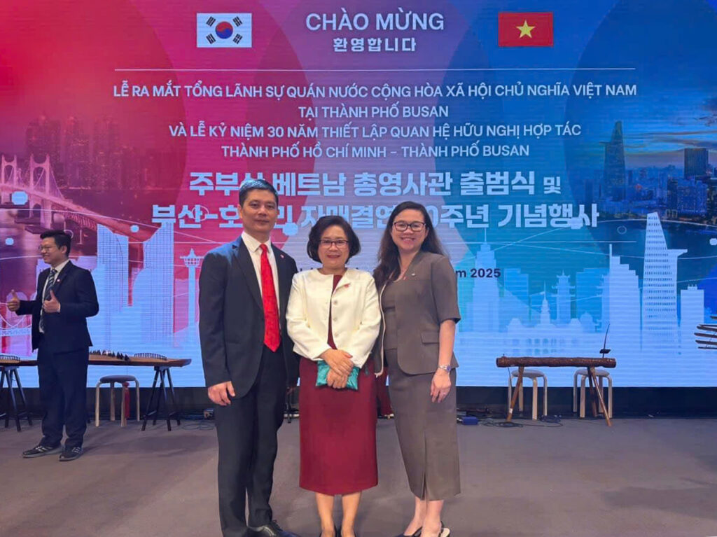 Bà Huỳnh Đinh Thái Linh giám đốc WTC Bình Dương chụp ảnh lưu niệm tại Lễ ra mắt tổng lãnh sự quán Nước Cộng Hòa Xã Hội Chủ Nghĩa Việt Nam tại thành phố Busan và Lễ kỷ niệm 30 năm thiết lập quan hệ hữu nghị hợp tác thành phố Hồ Chí Minh - Busan