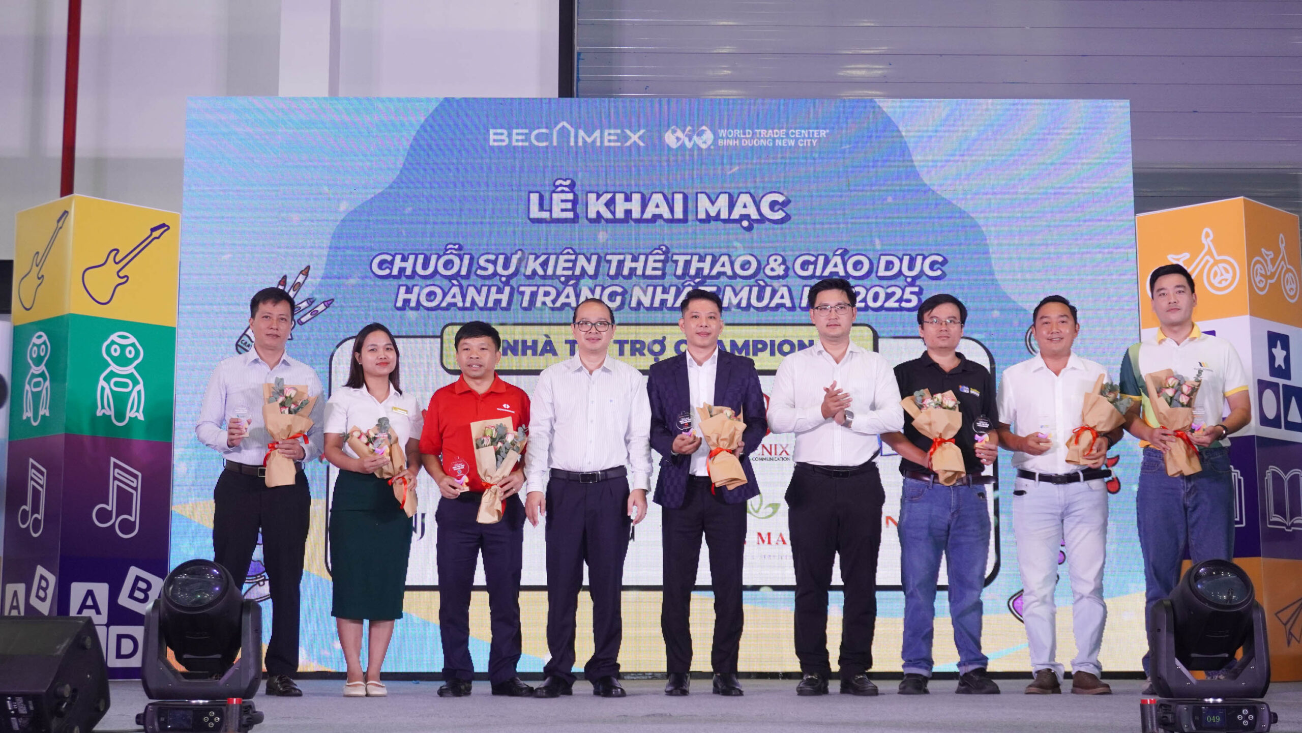 Tặng hoa Nhà tài trợ Champion đồng hành cùng Chuỗi sự kiện Thể thao - Giáo dục mùa hè 2025 tại WTC Expo