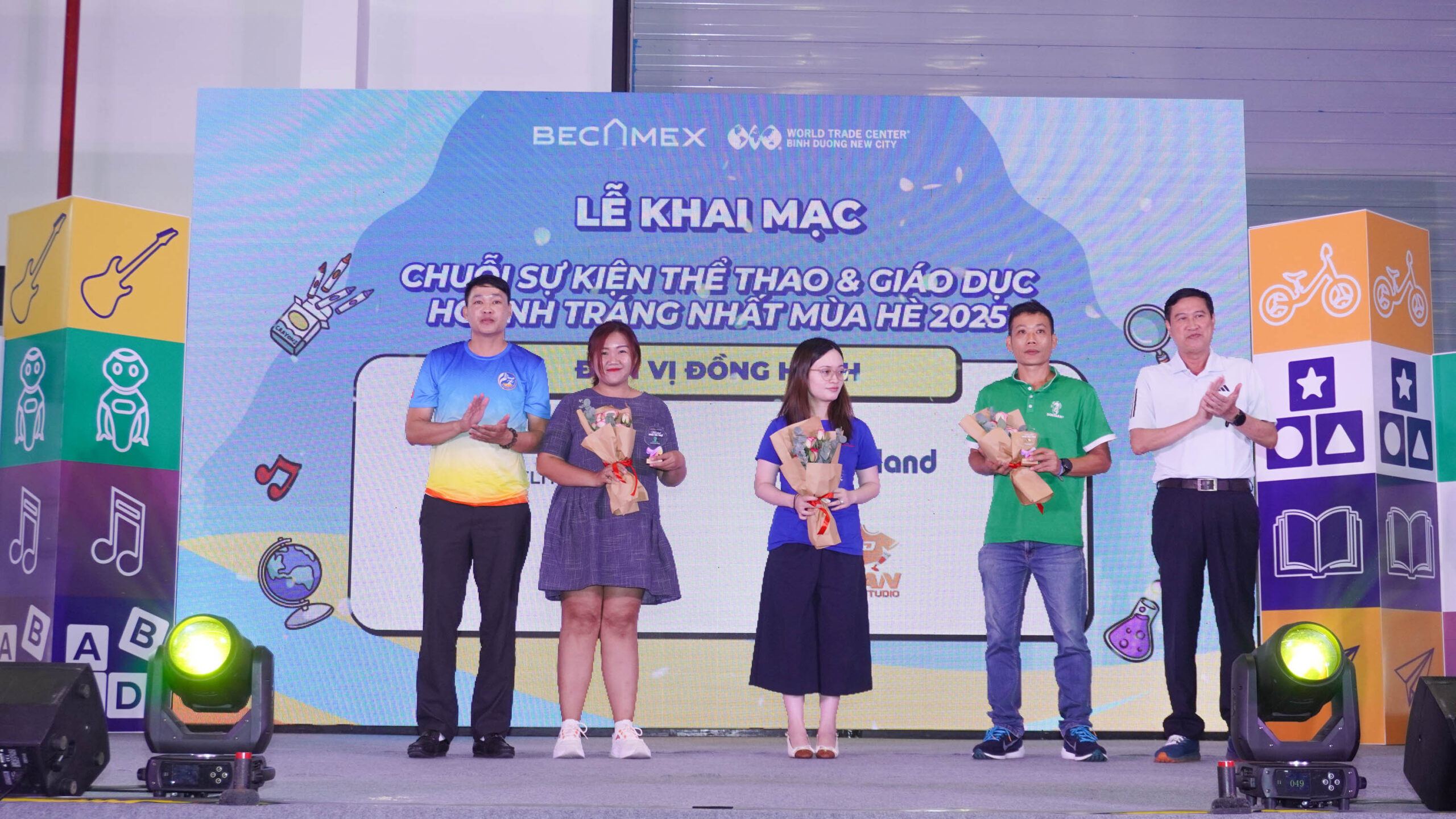 Tặng hoa Nhà tài trợ đồng hành cùng Chuỗi sự kiện Thể thao - Giáo dục mùa hè 2025 tại WTC Expo