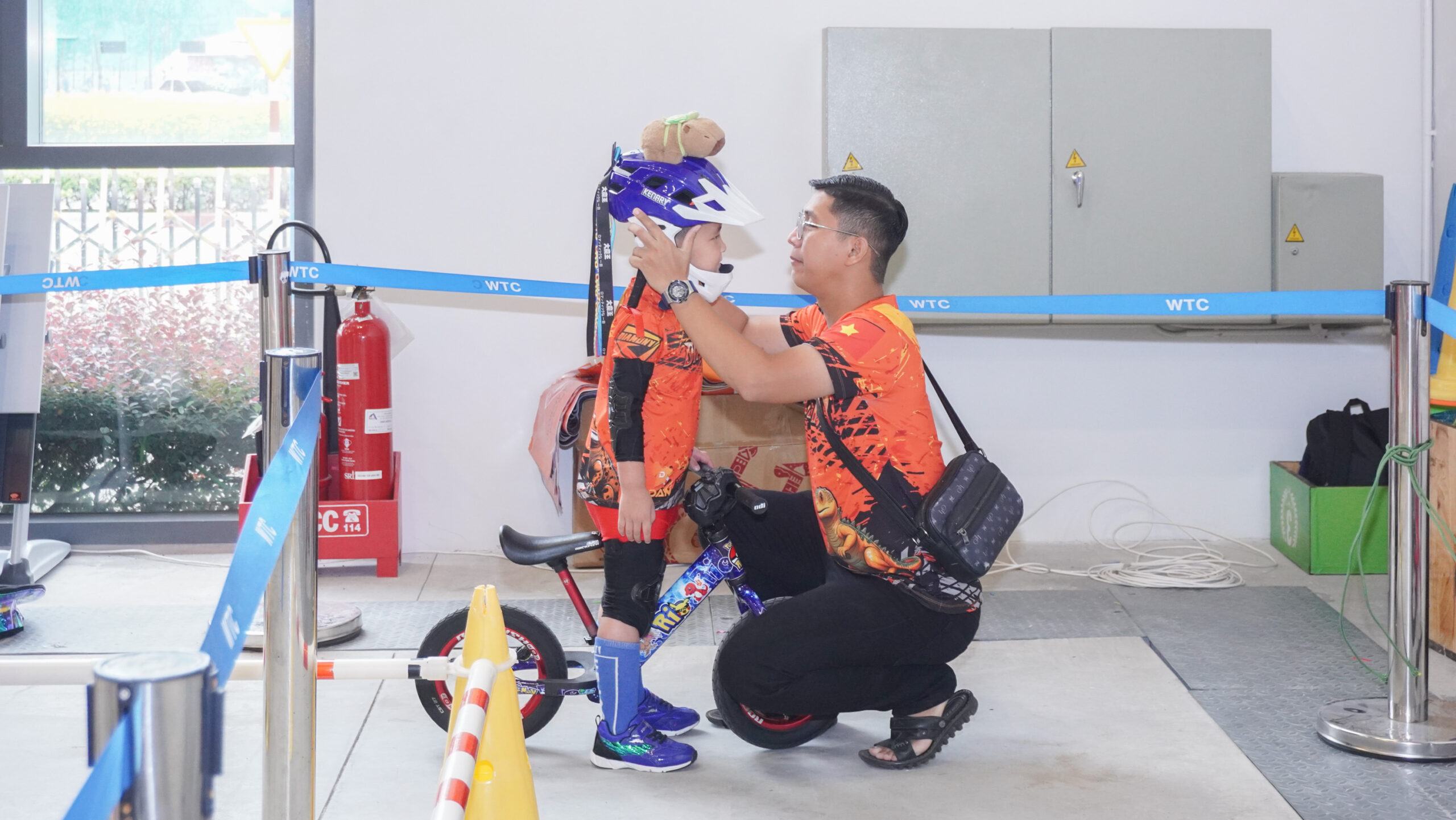 Phụ huynh cổ vũ các bé tại Giải WARPC 2025 trong khuôn khổ Chuỗi sự kiện Thể thao - Giáo dục mùa hè - WTC Expo