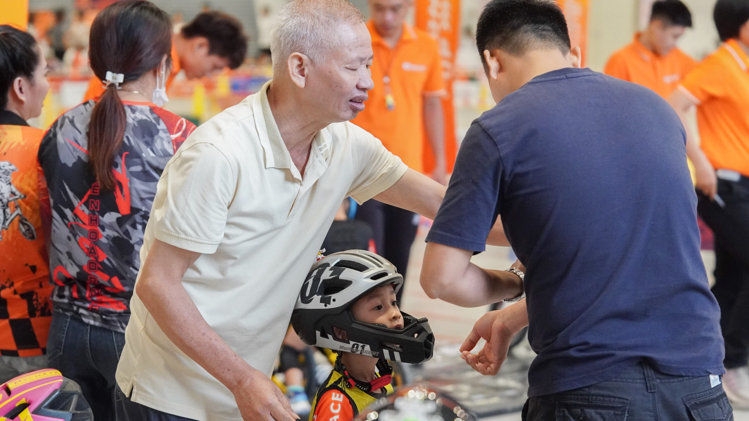 Phụ huynh cổ vũ các bé tại Giải WARPC 2025 trong khuôn khổ Chuỗi sự kiện Thể thao - Giáo dục mùa hè - WTC Expo
