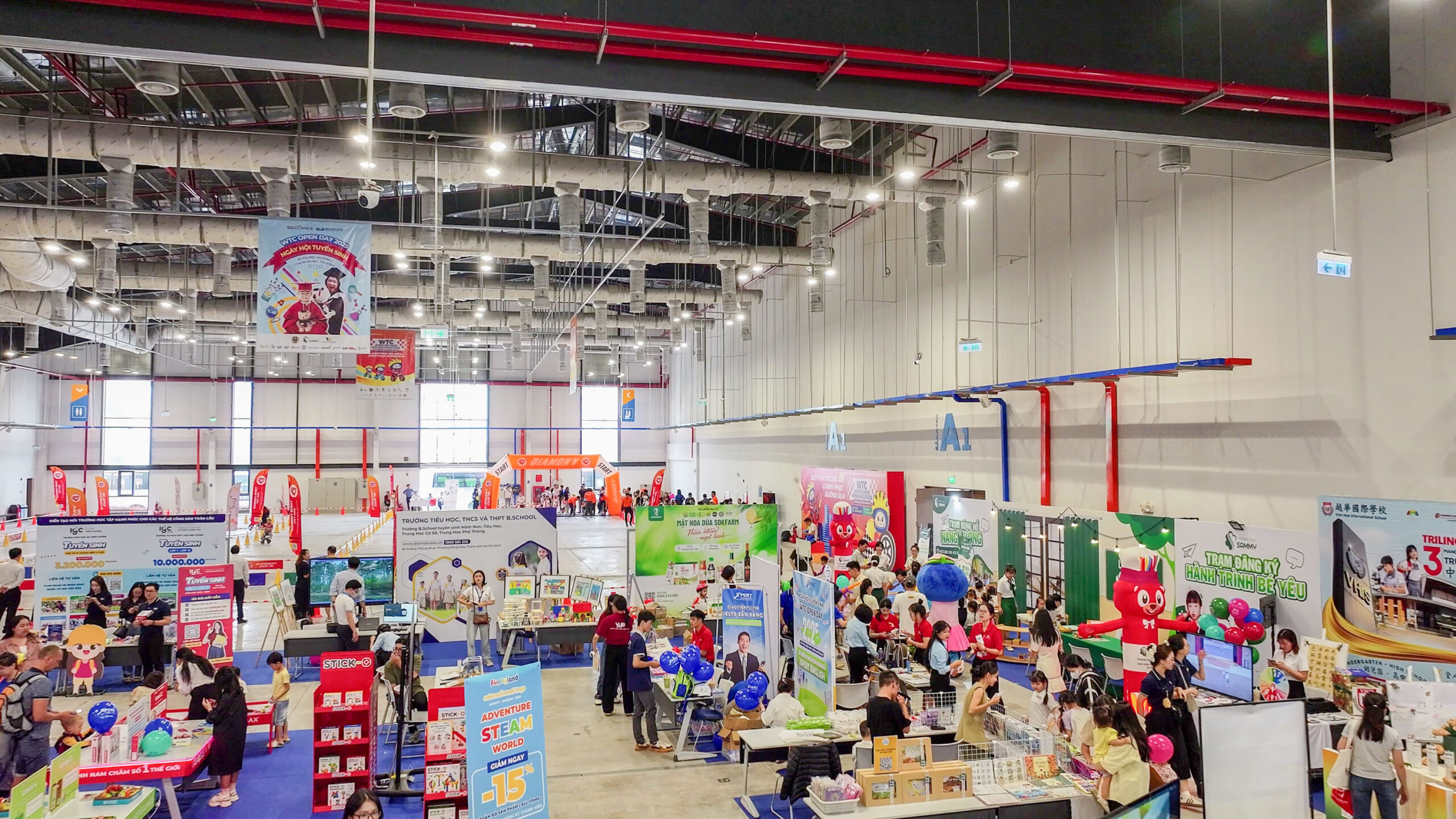 Flycam tổng quan khu vực gian hàng tại Chuỗi sự kiện Thể thao - Giáo dục mùa hè 2025, WTC Expo