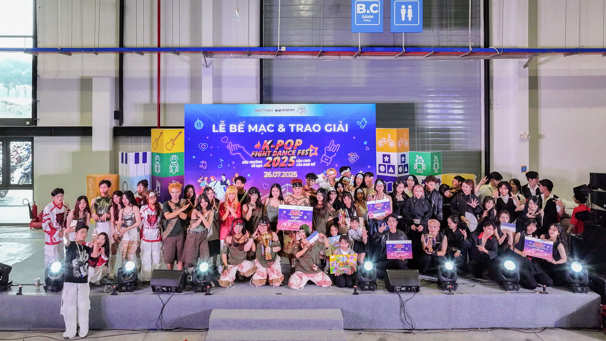 Chụp ảnh lưu niệm Cuộc thi K-pop Fight Dance Fest tại Chuỗi sự kiện Thể thao - Giáo dục mùa hè 2025, WTC Expo