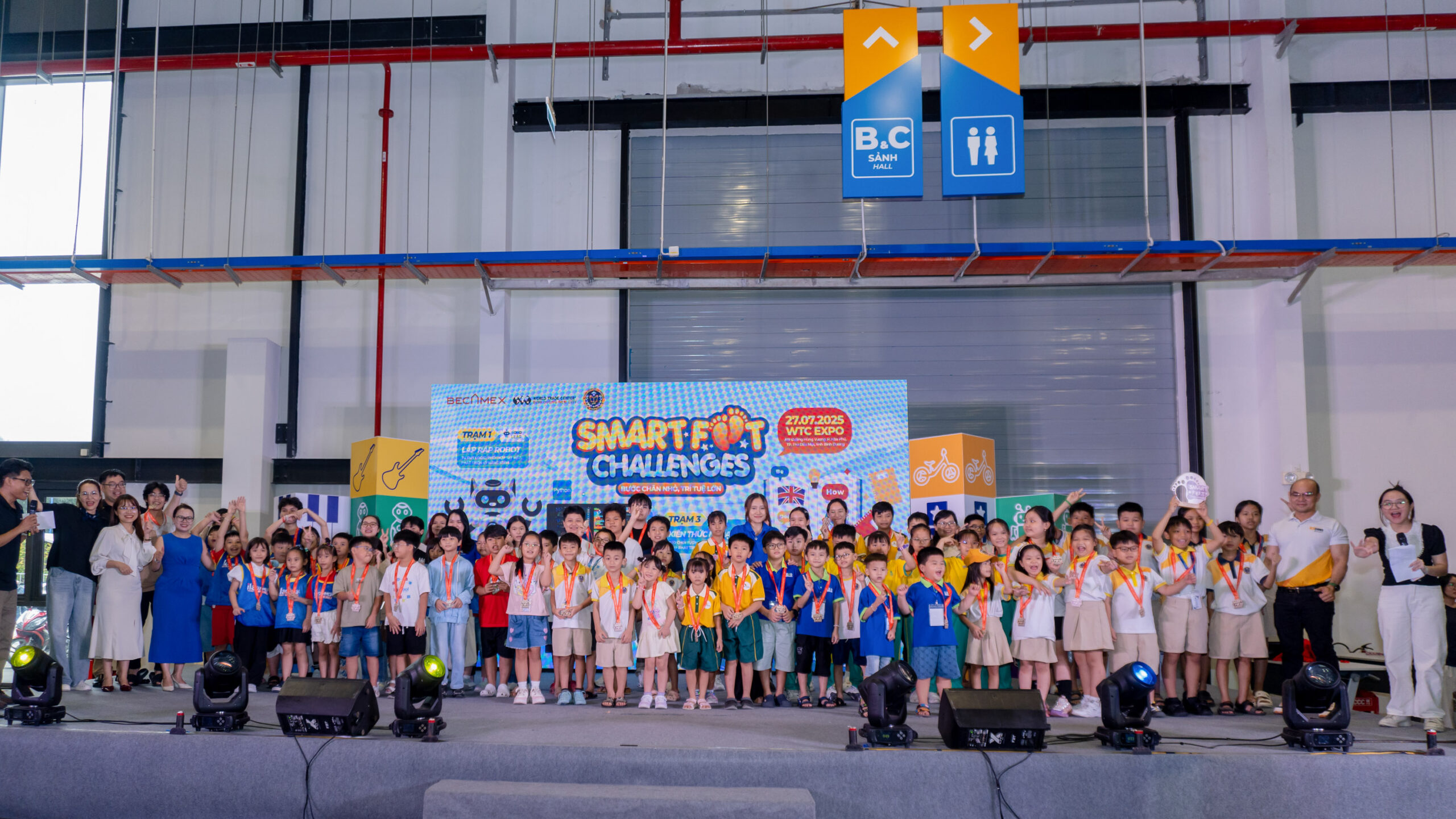 Chụp ảnh lưu niệm cuộc thi Smart Feet Challenges tại Chuỗi sự kiện Thể thao - Giáo dục mùa hè 2025 - WTC Expo