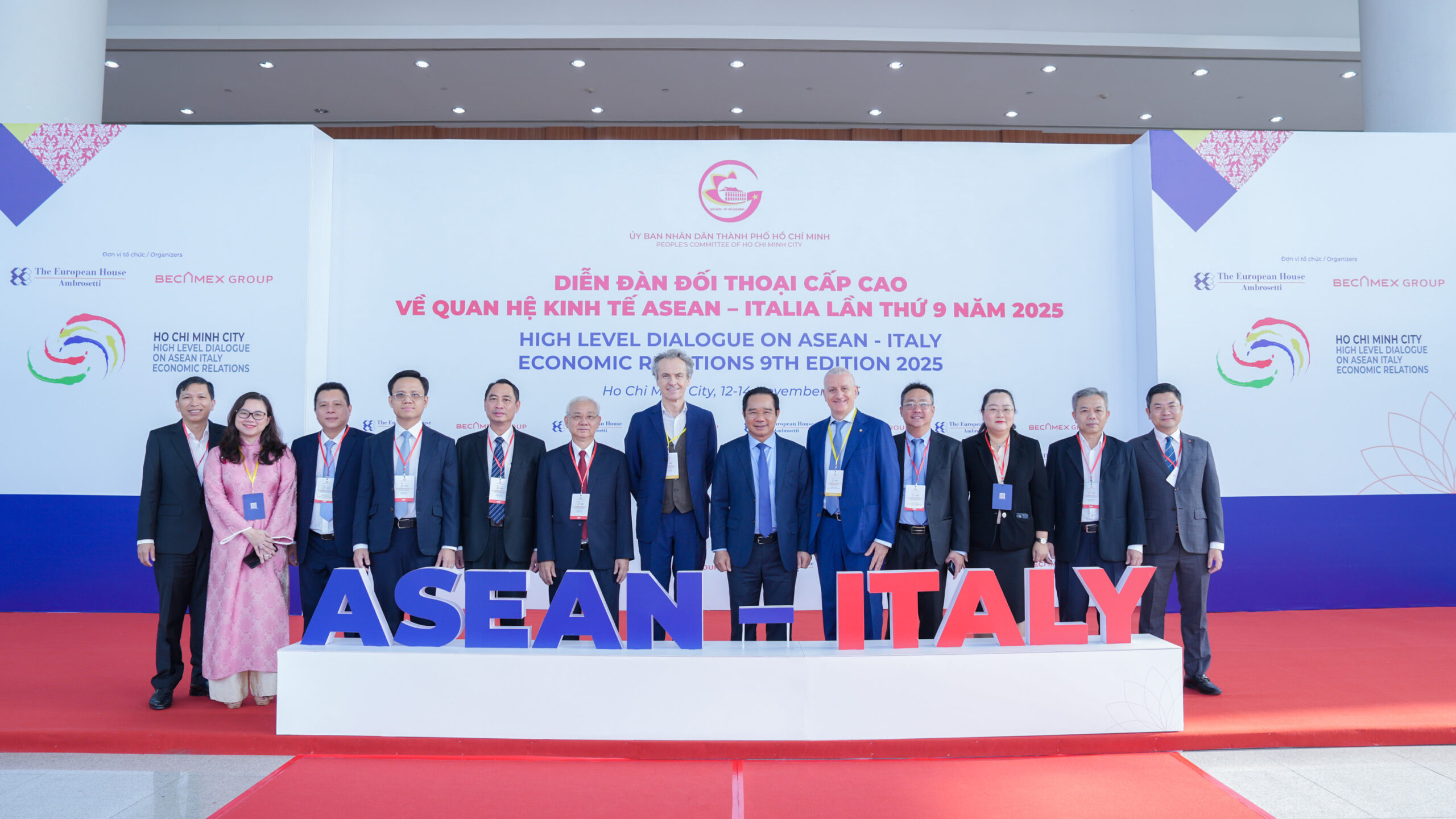 Đại biểu khách mời chụp ảnh lưu niệm tại Diễn đàn đối thoại cấp cao về Quan hệ kinh tế ASEAN - ITALIA lần thứ 9 năm 2025