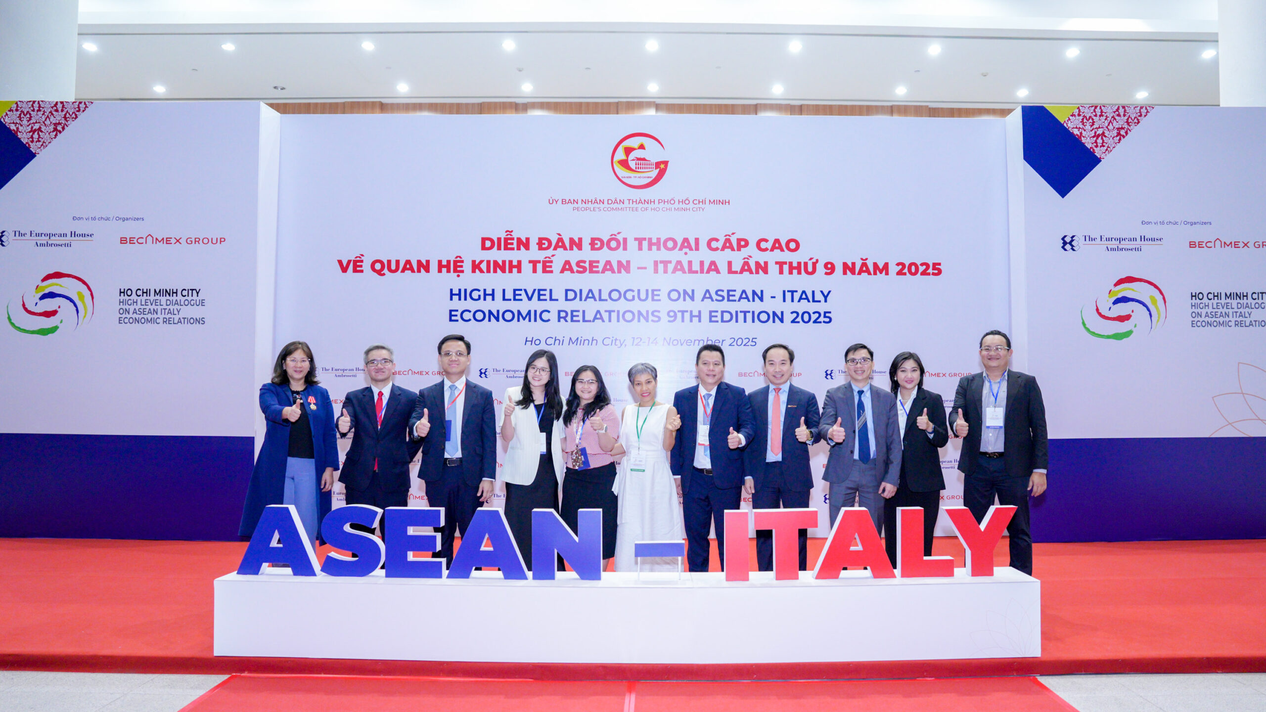 Đại biểu khách mời chụp ảnh lưu niệm tại Diễn đàn đối thoại cấp cao về Quan hệ kinh tế ASEAN - ITALIA lần thứ 9 năm 2025