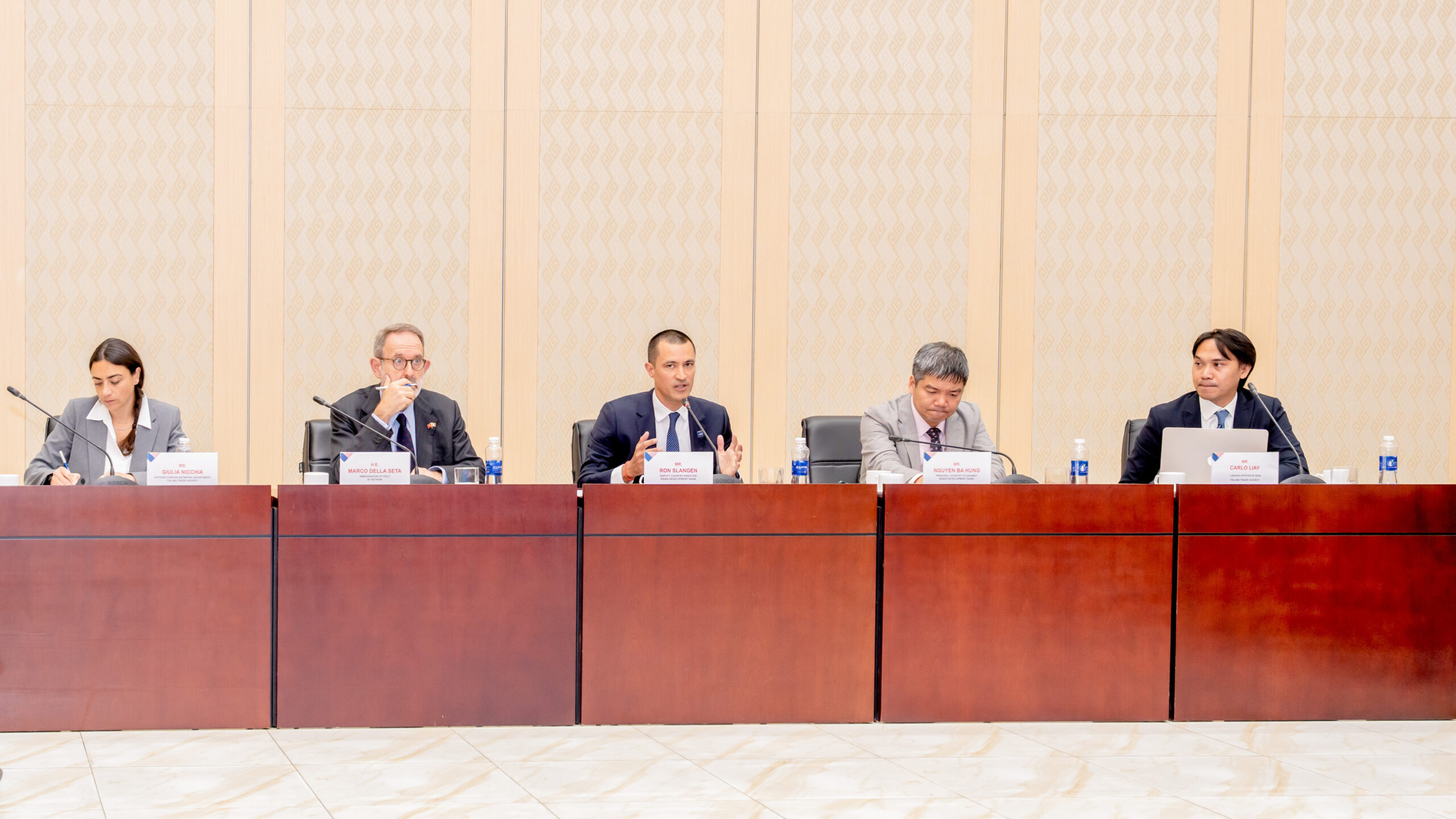 Đại biểu trao đổi tại Diễn đàn kinh tế ASEAN - ITALIA lần thứ 9 năm 2025