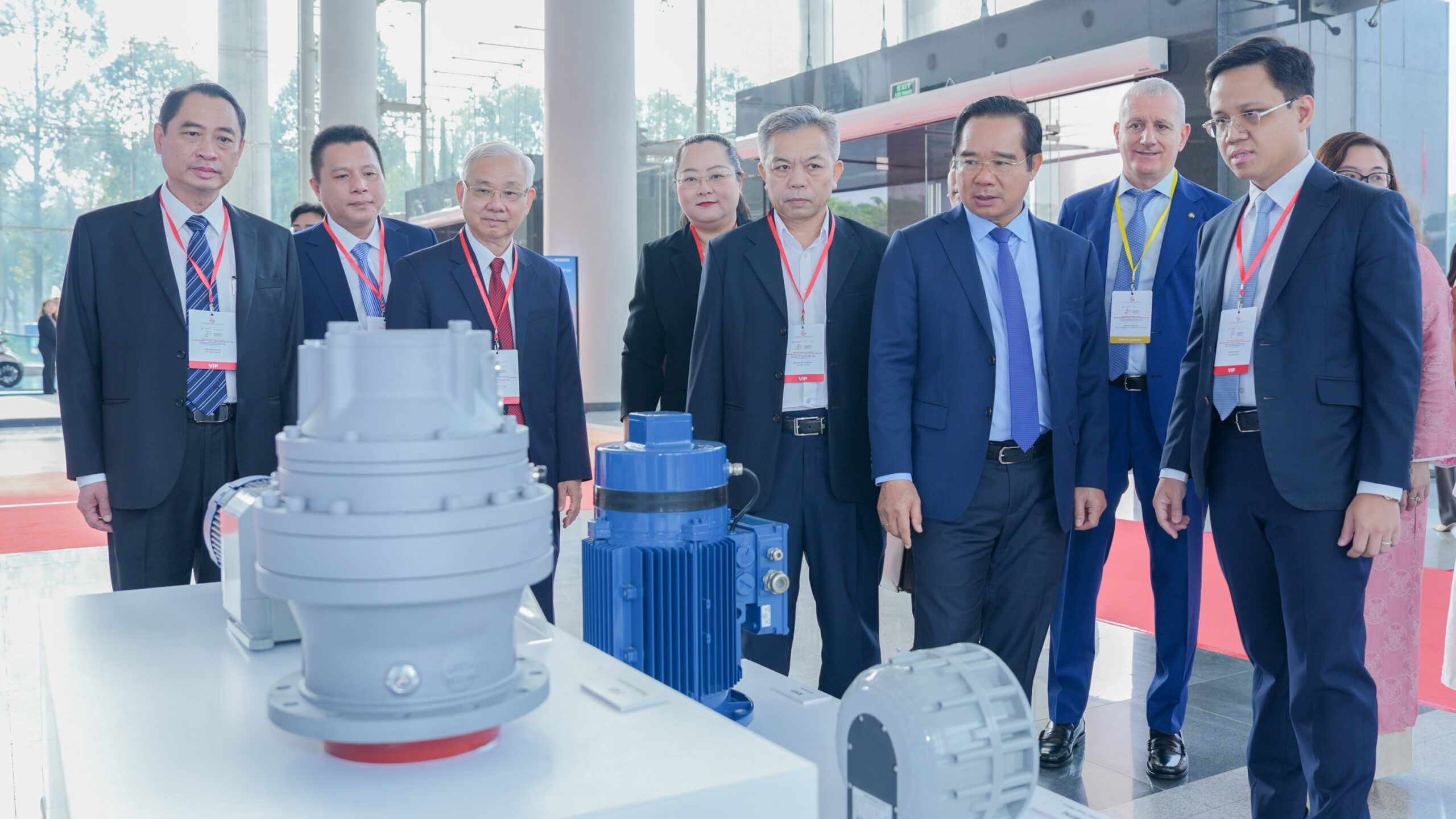 Lãnh đạo tham quan trưng bày tại Diễn đàn đối thoại cấp cao về Quan hệ kinh tế ASEAN - ITALIA lần thứ 9 năm 2025