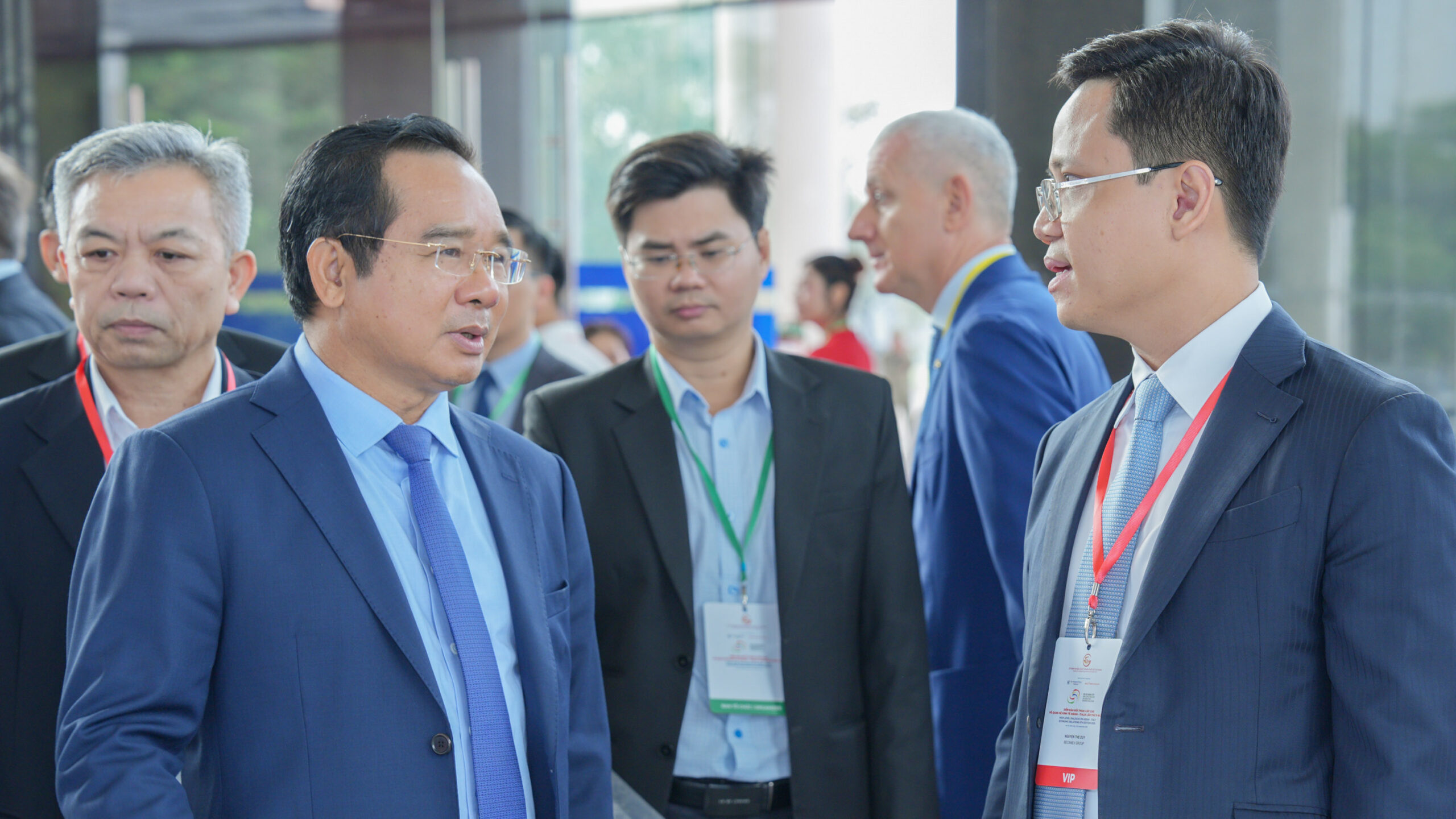 Lãnh đạo tham quan trưng bày tại Diễn đàn đối thoại cấp cao về Quan hệ kinh tế ASEAN - ITALIA lần thứ 9 năm 2025