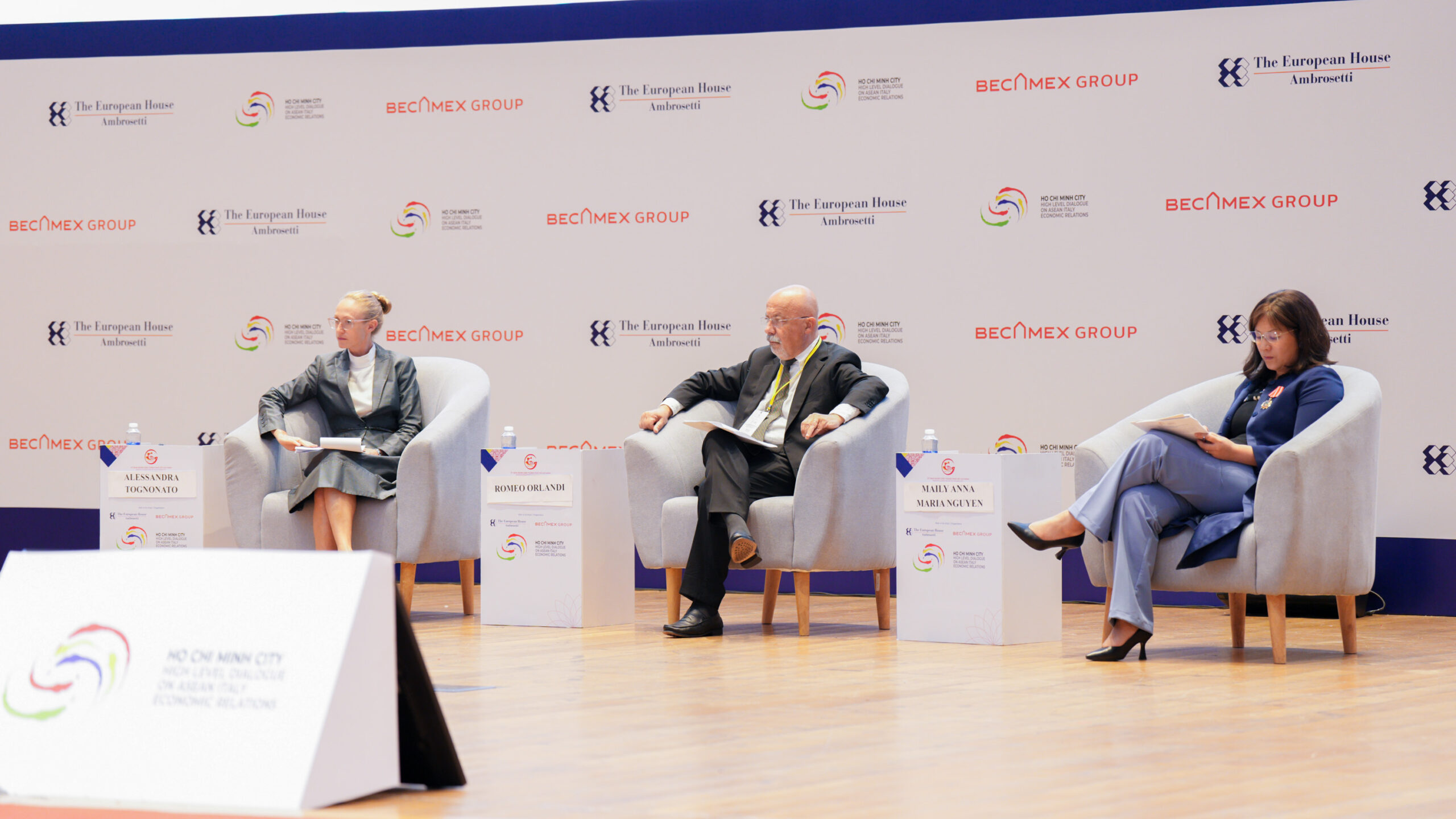 Phiên thảo luận giữa các diễn giả khách mời tại Diễn đàn đối thoại cấp cao về Quan hệ kinh tế ASEAN - ITALIA lần thứ 9 năm 2025