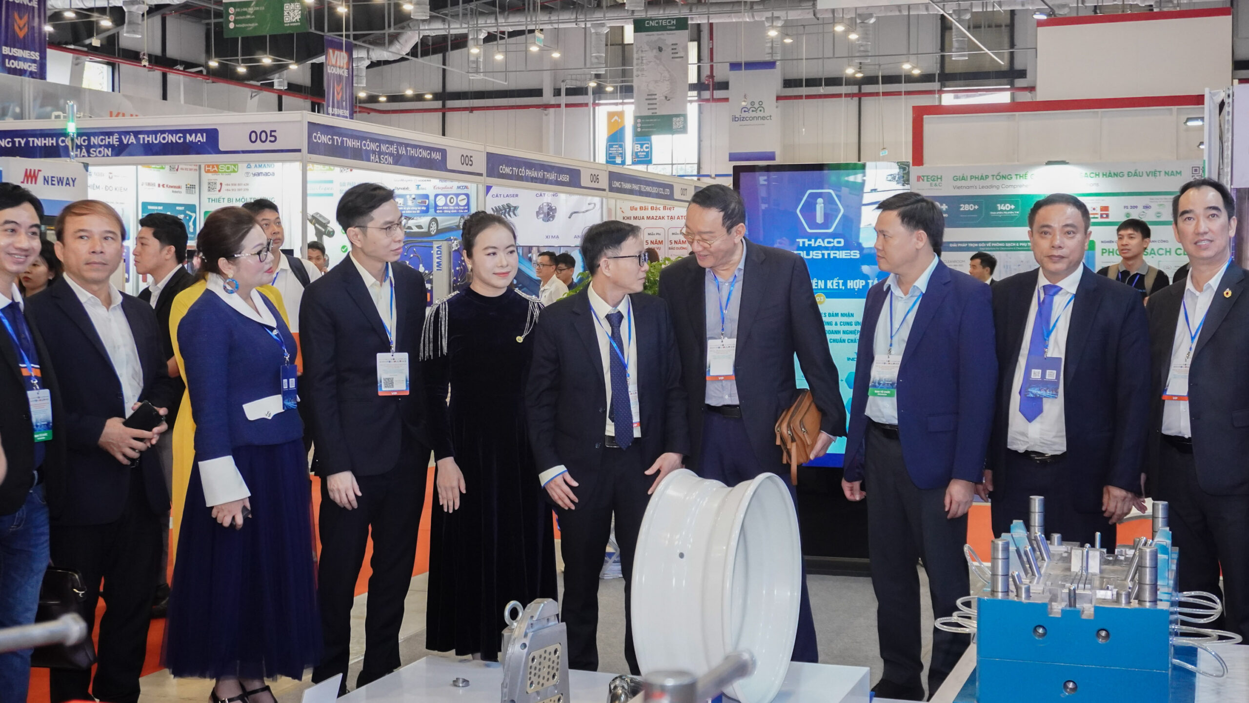 Lãnh đạo tham quan Triển lãm công nghiệp hỗ trợ và Hội nghị kết nối cung cầu chuỗi cung ứng 2025 tại WTC Expo