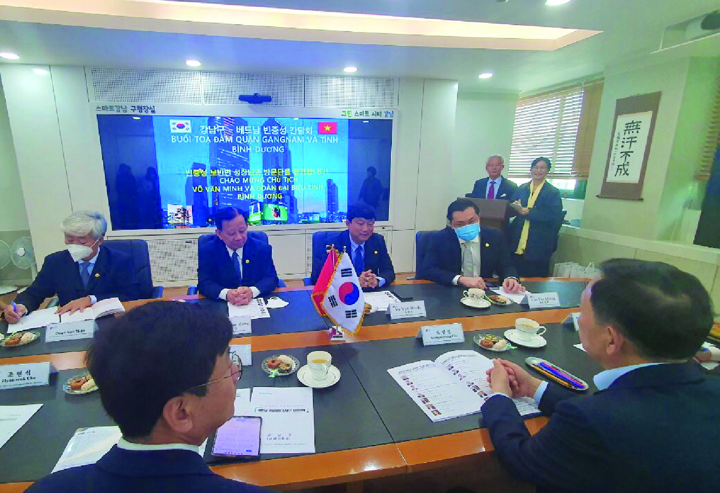 ĐOÀN ĐẠI BIỂU TỈNH BÌNH DƯƠNG THAM DỰ BUỔI TỌA ĐÀM VỚI LÃNH ĐẠO QUẬN GANGNAM (HÀN QUỐC)[:]